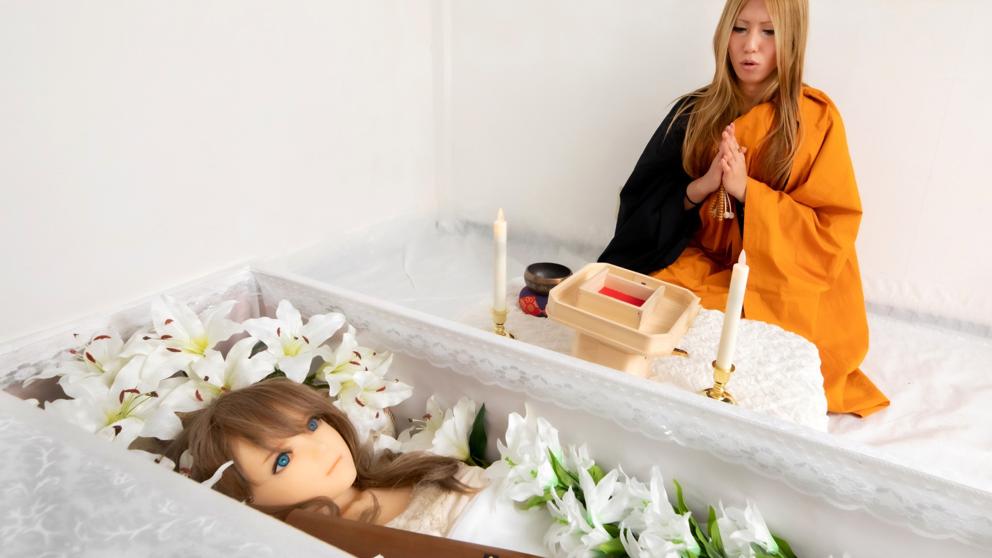 Japón organiza funerales para muñecas sexuales